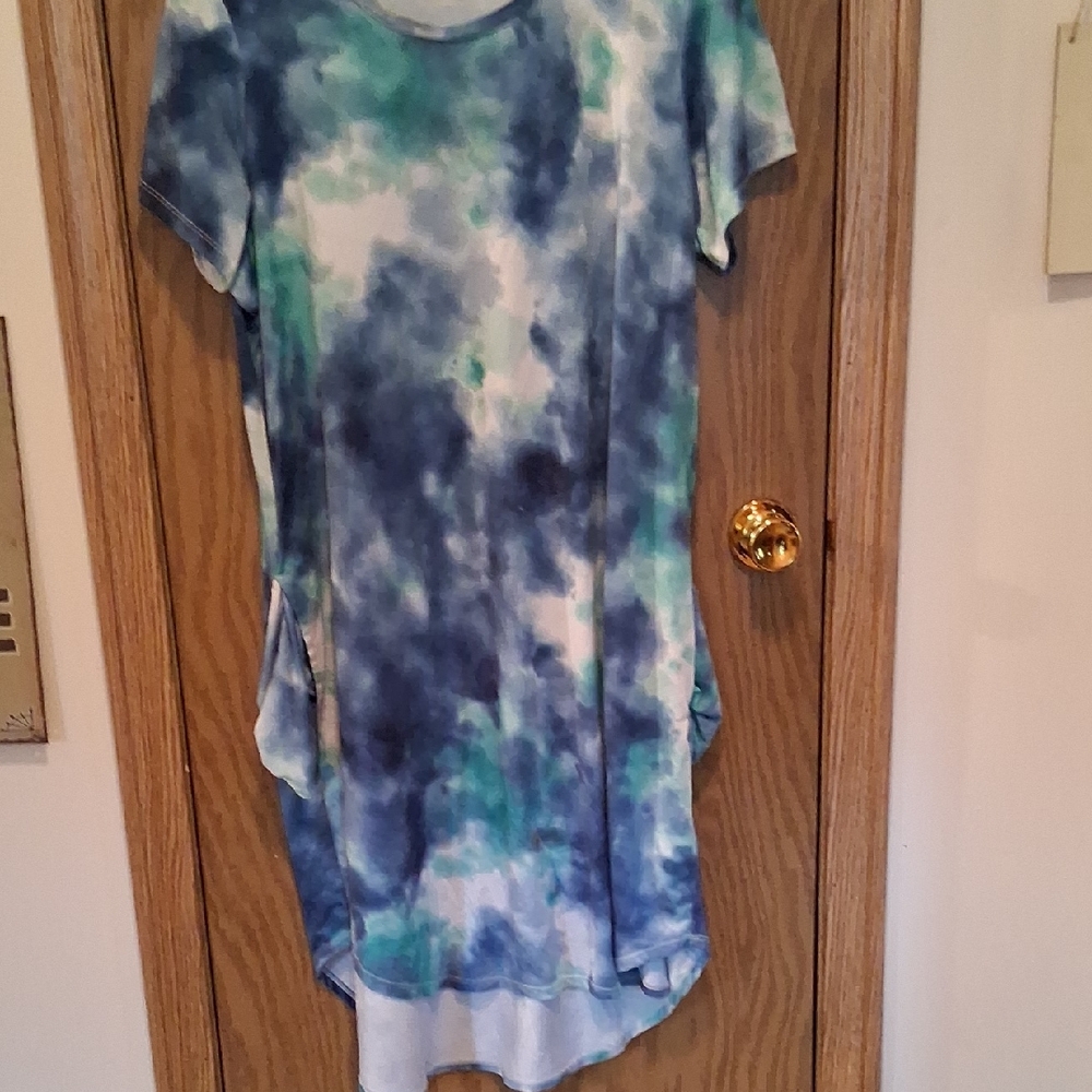 Secret Treasures Blue and Green Tie-Dye Short Sleeve Dress W/ Pockets